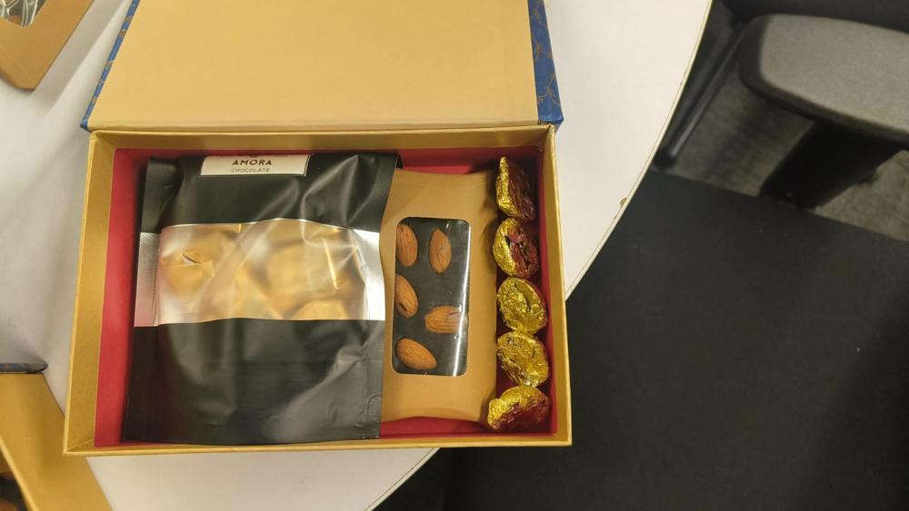 Gift box gold open