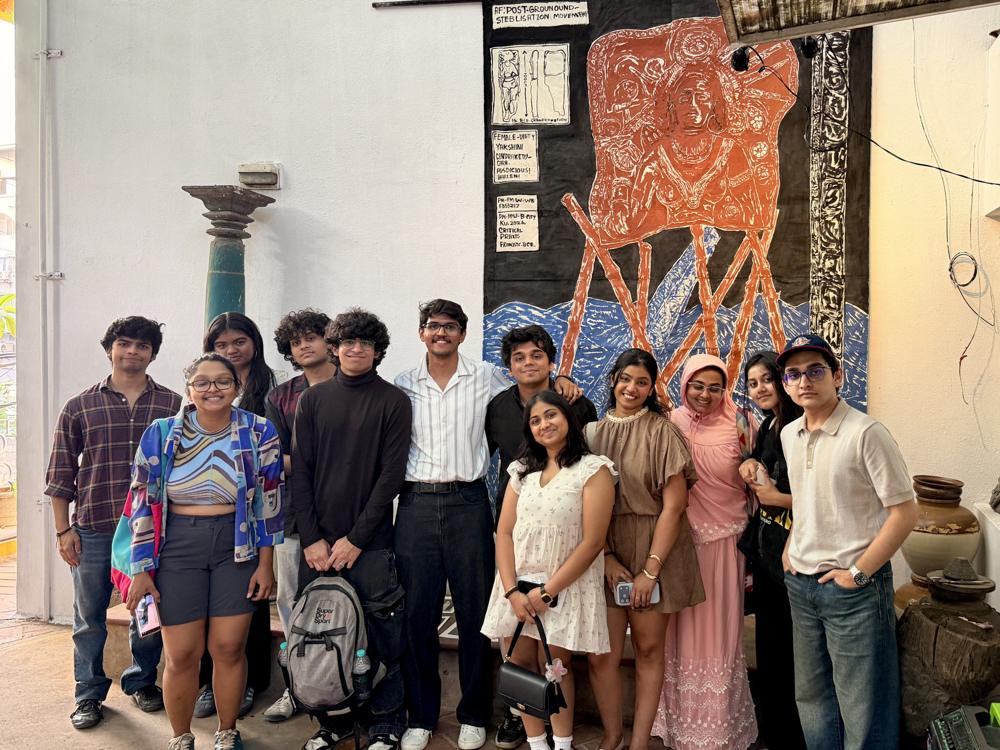 Gallery group photo with friends