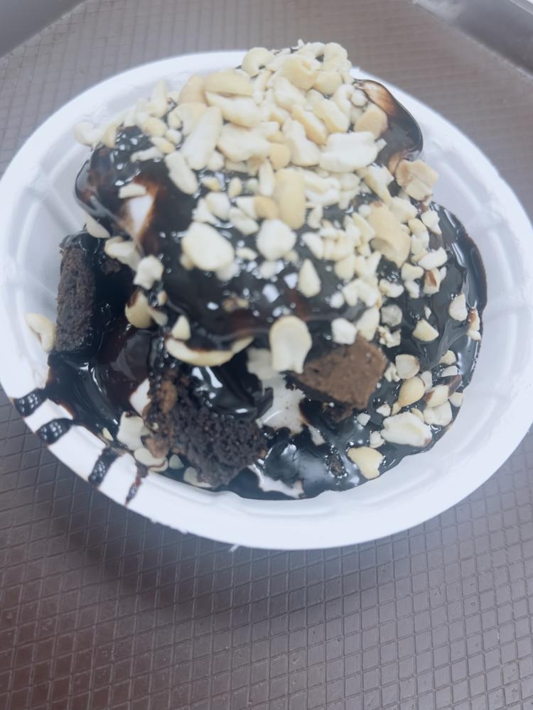 Brownie sundae with nuts