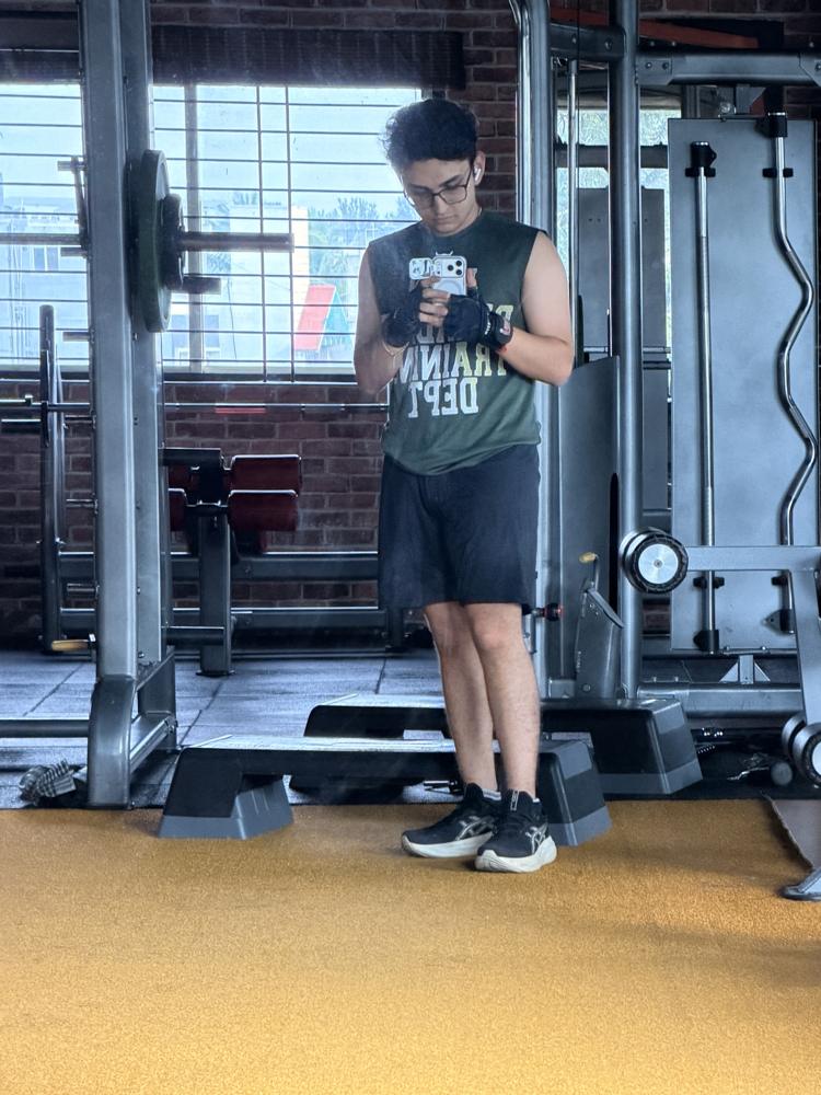Mirror selfie sleeveless tee
