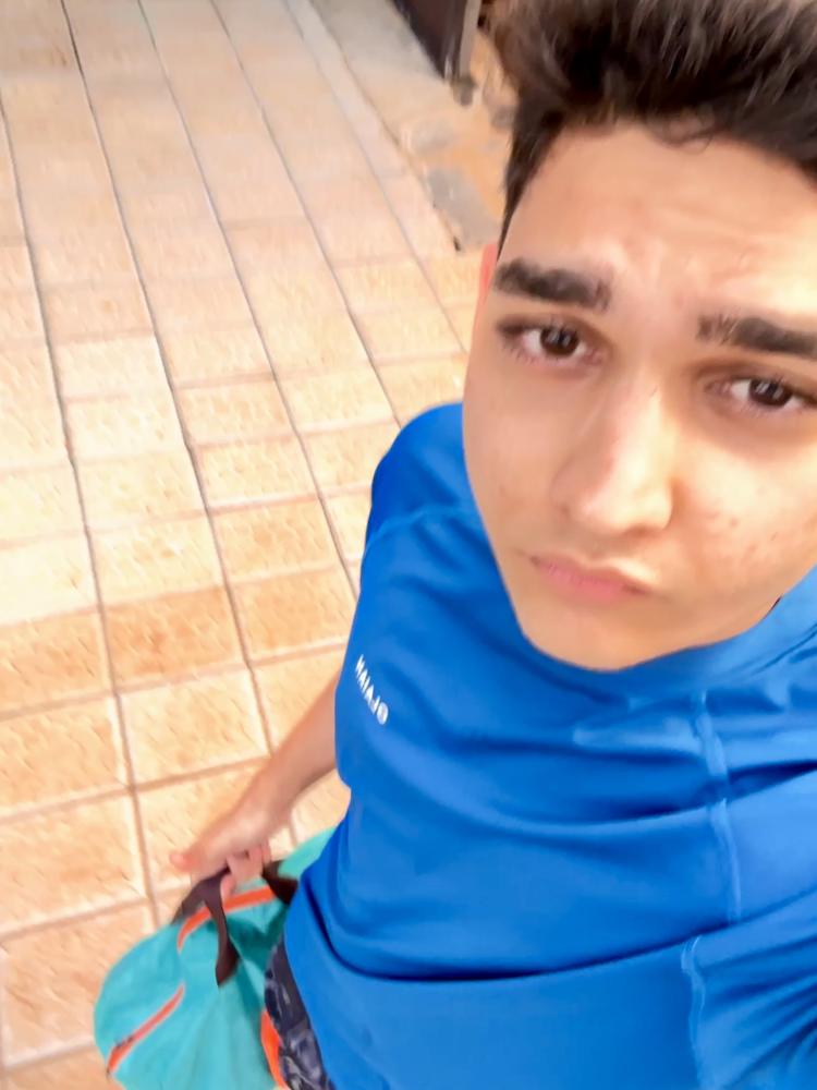 Selfie blue rash guard